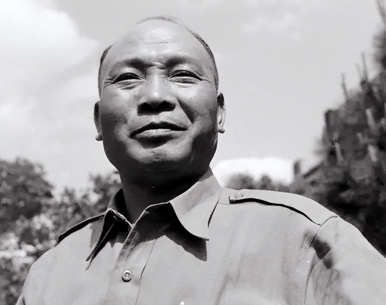 1949年4月的一天，汤恩伯突然带人来到国民党江阴要塞司令部门口，要塞司令戴戎光