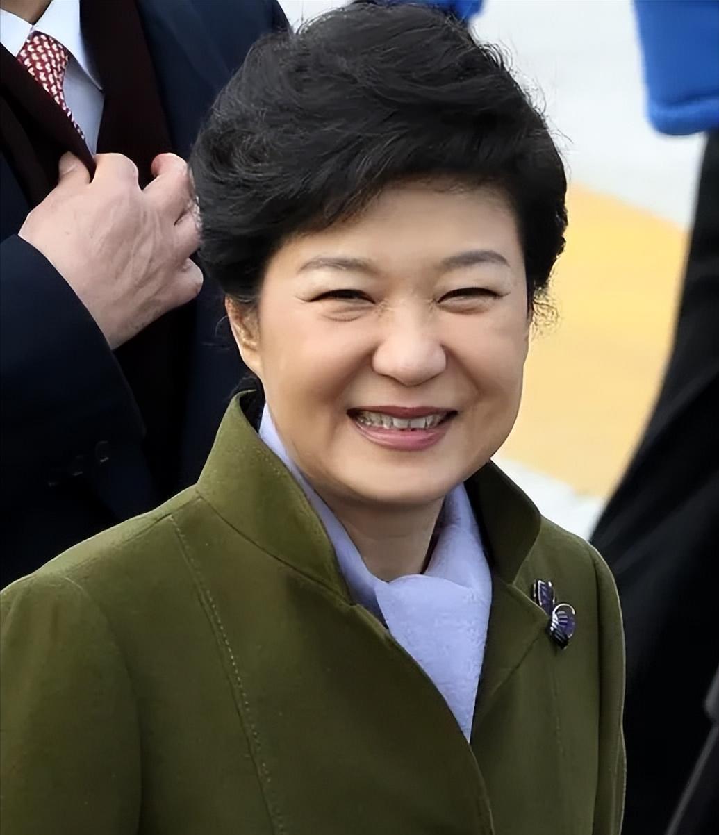 据韩联社报道，5月31日，朴槿惠访问大邱市西门市场，与市民互动，为金文洙造势。据
