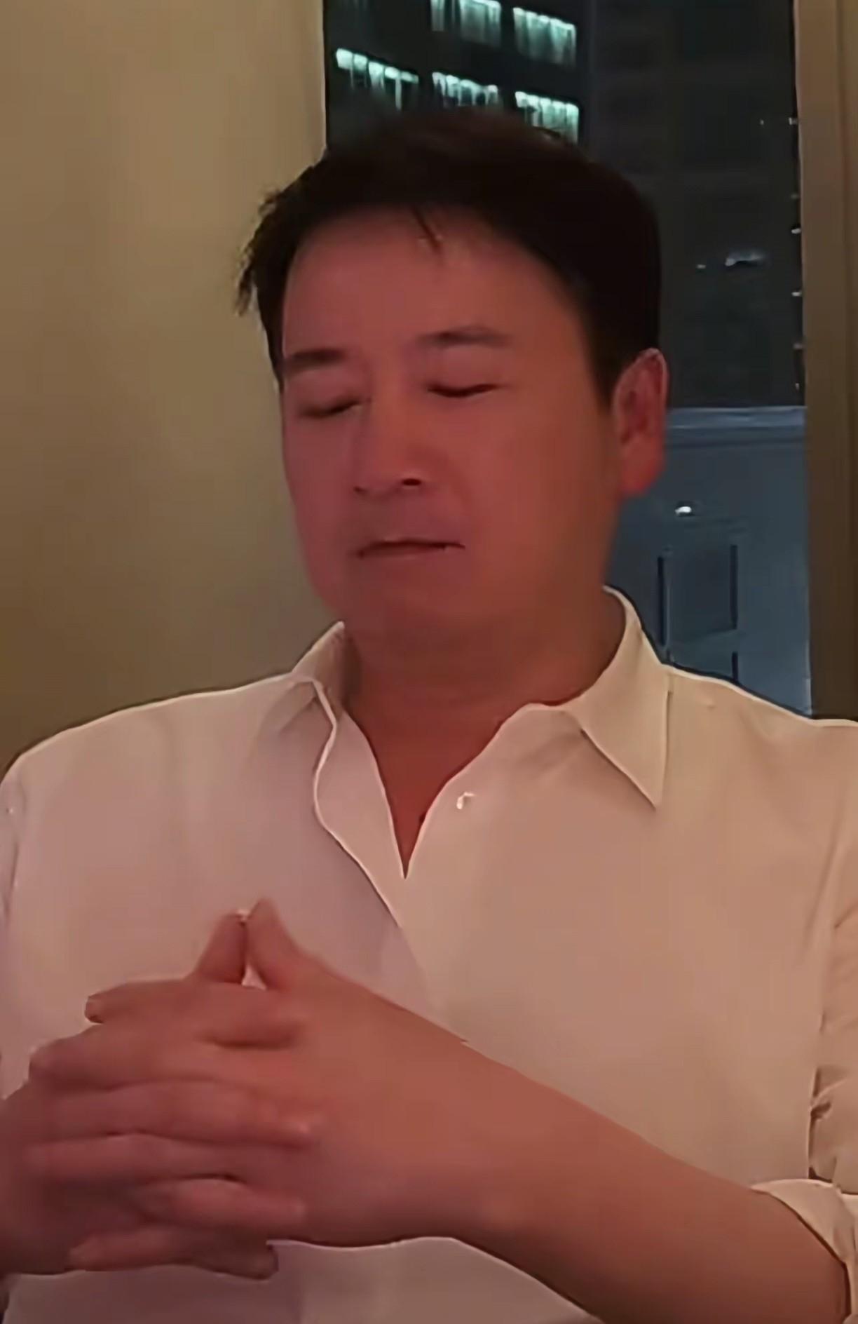 赖文峰身上有种忧郁的气质，这种气质是骗不了人的，是经历了岁月的淬炼而散发出来的。