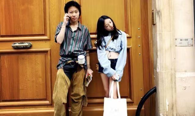 李亚鹏直播时无奈吐槽：小女儿李嫣几乎不主动找他，微信消息拖三天才回一条！但大女儿