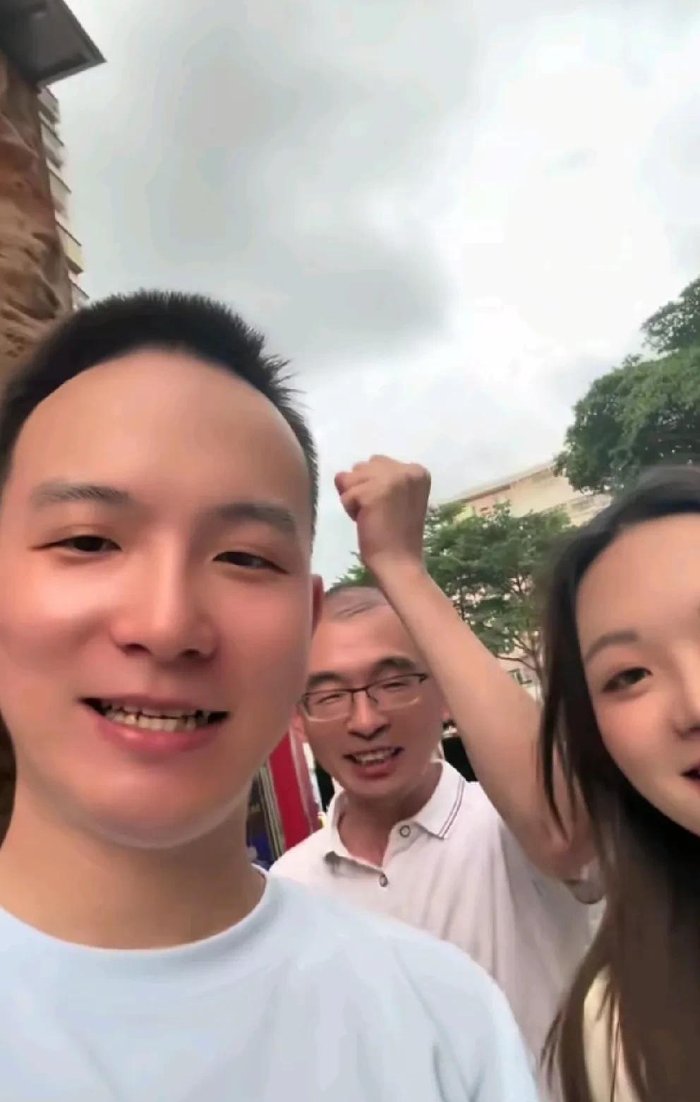 谢浩男他爸笑的小眼睛眯成了一条缝，啥事这么高兴啊？原来是给大女儿去驾校报名学开车