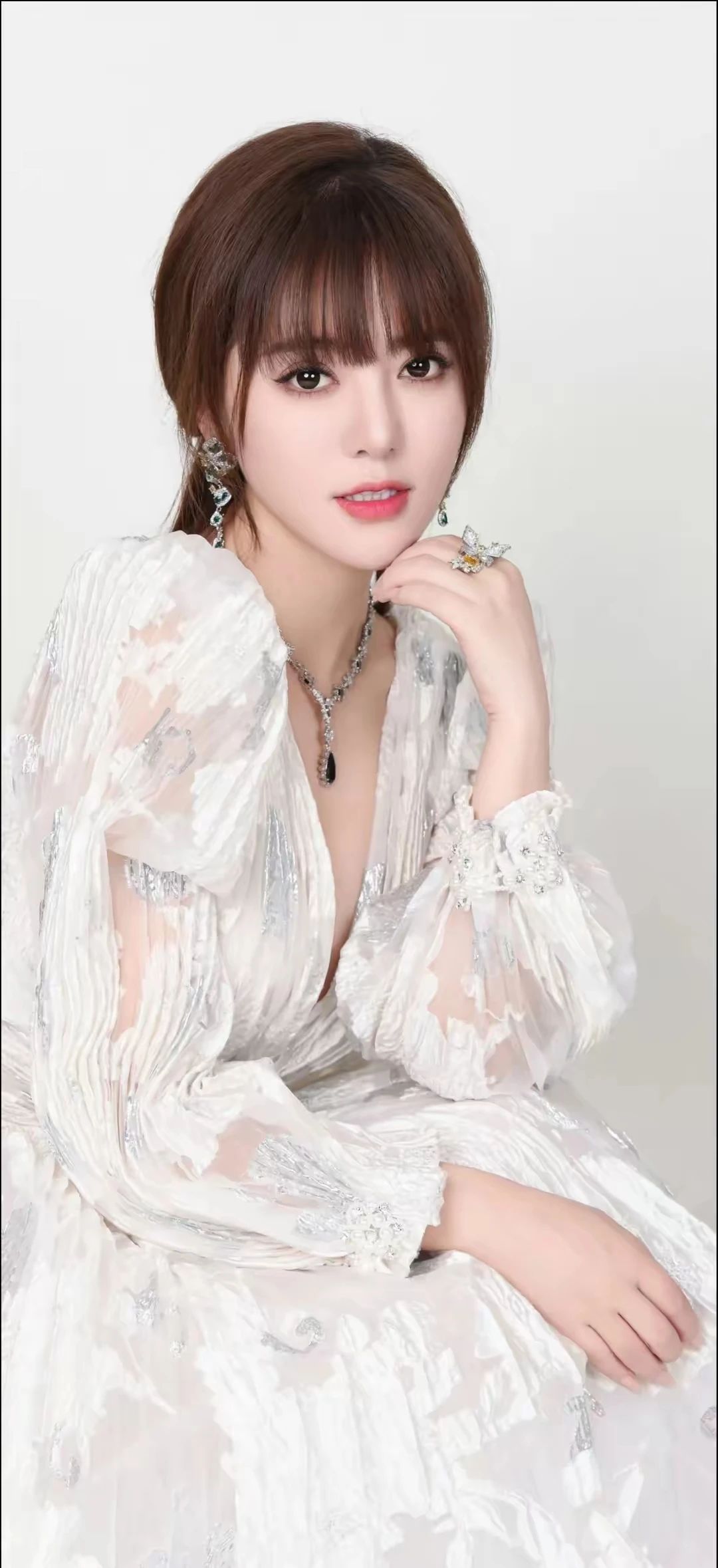  人美歌甜阿兰，大胆着装秀绝佳身材