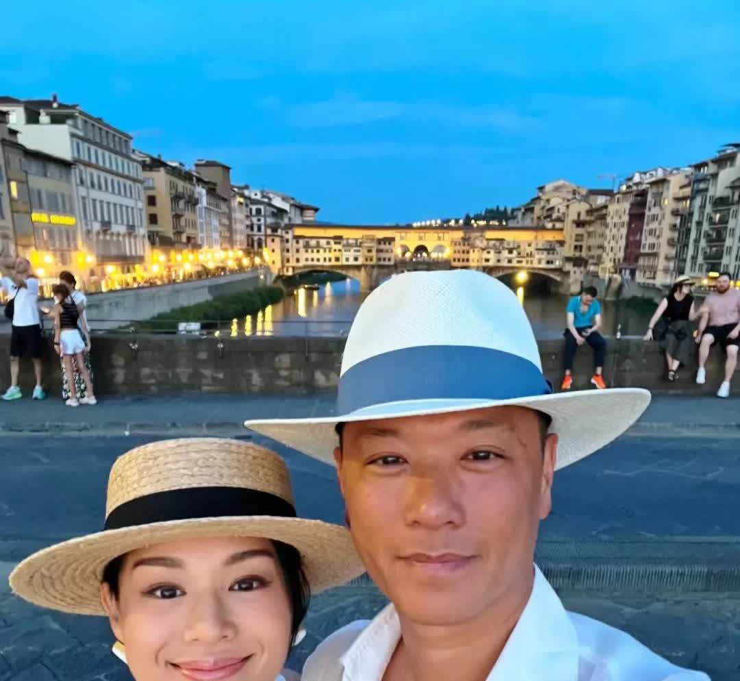 生了三个儿子又怎么样呢？
当初结婚的时候说老公把她宠成小孩，
没想到这老公也