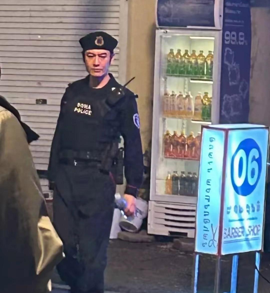 黄晓明不知道演什么角色，沦落成保安，这跨界有点大，而且穿了增高鞋，至少高了10公