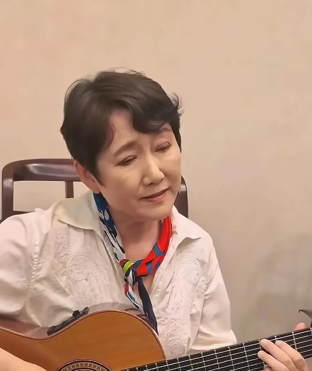 刷到董文华颤颤巍巍、步履维艰的模样，又刷到成方圆满脸的沧桑，再看看倪萍年轻时那如