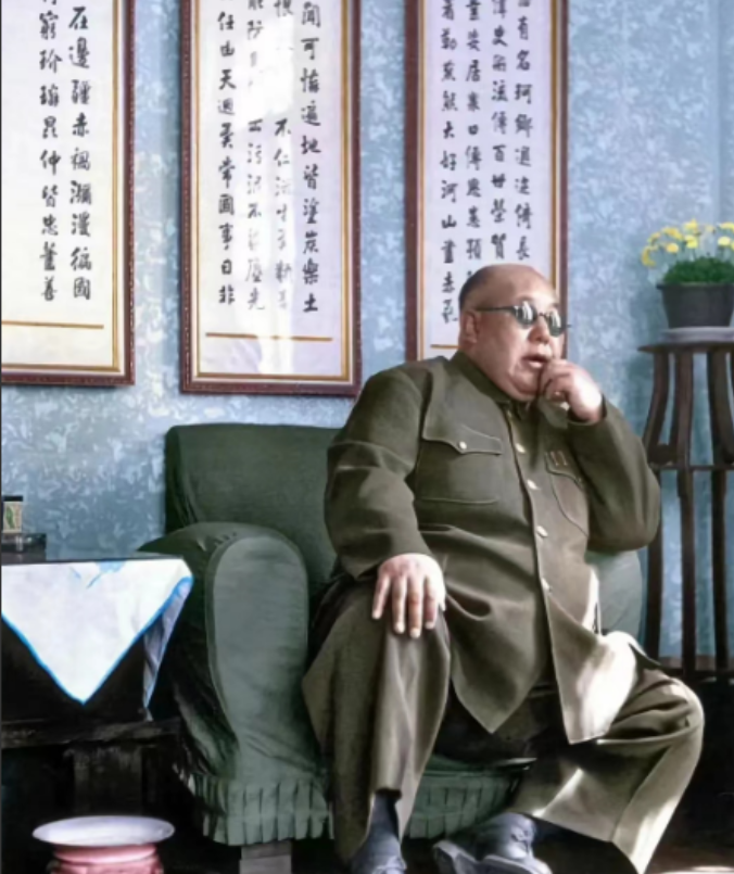 1956年，逃到美国后的马鸿逵在私人公寓内，挺着腐败的大肚子，享受着小姨太给他做