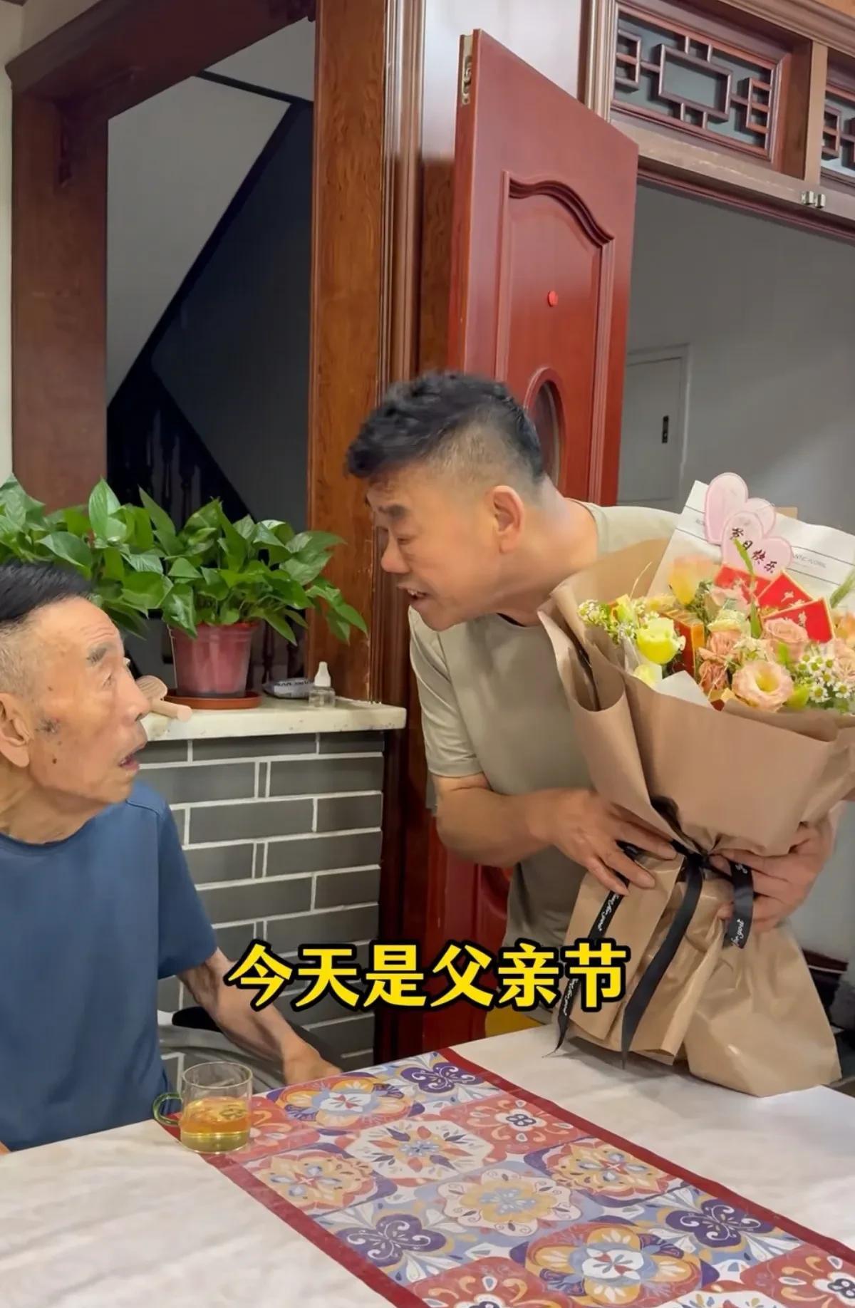 杨少华先生一共有4个儿子，最近这几年，他一直跟着三儿子杨伦生活。
杨伦两口子挺孝