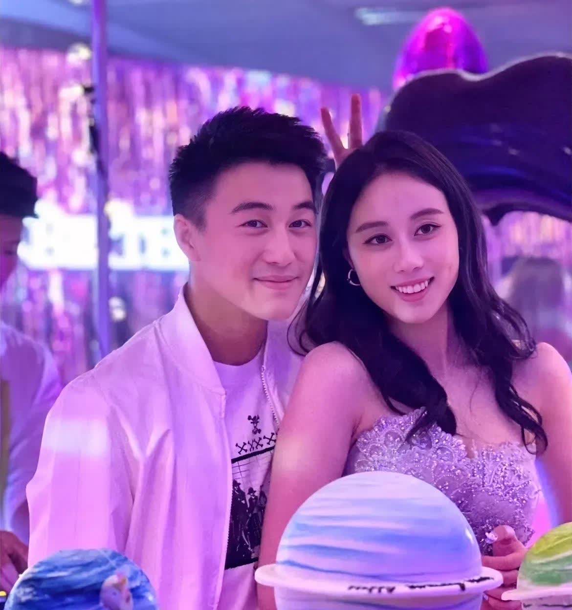 兄妹感情好是好事，可再亲也要有个界限。

何猷君和何超欣小时候一起被绑架过，