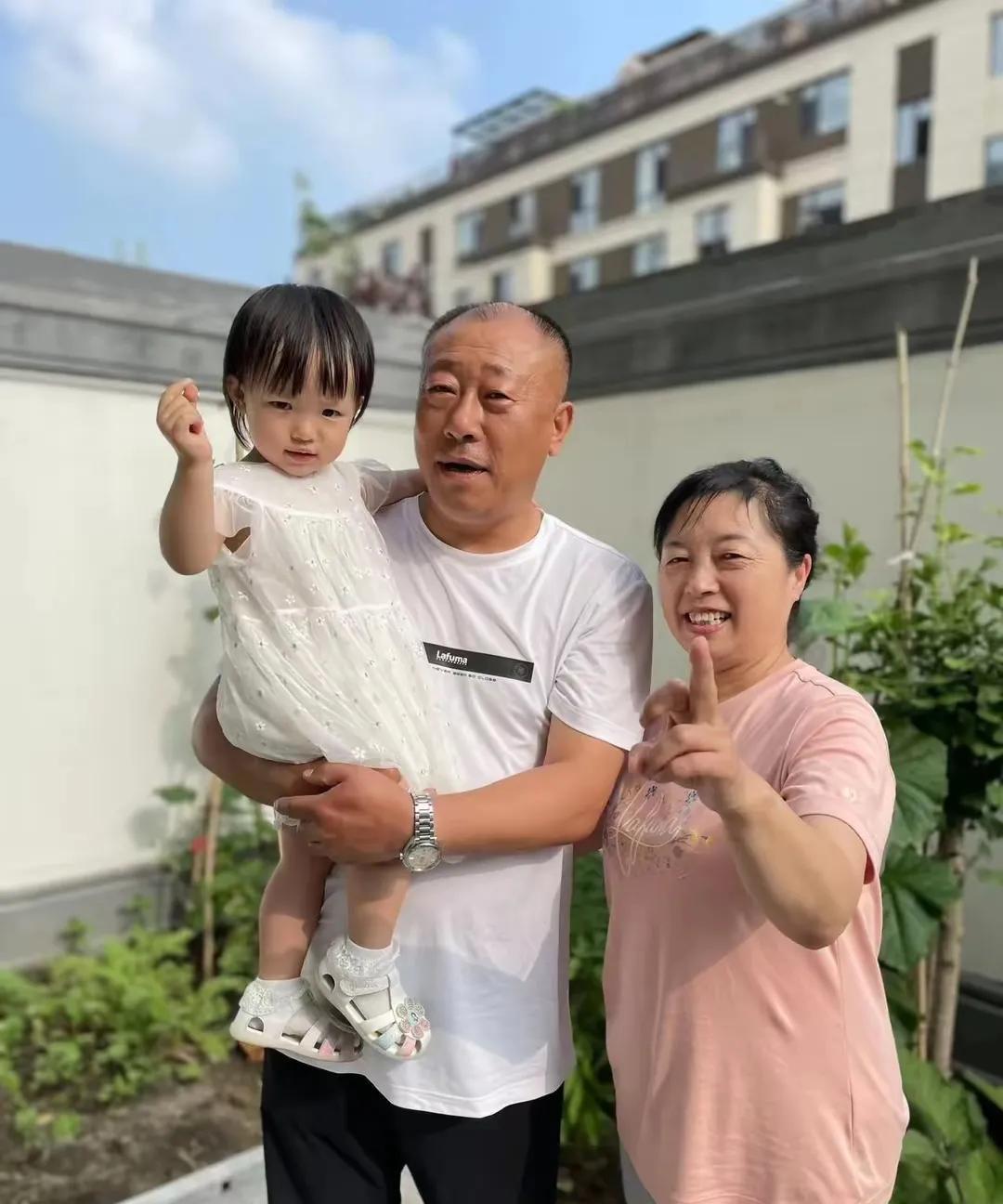 《隔辈亲》
老人见孙格外亲，
疼爱有加是真心。
胜似从前养儿女，
笑容满面很千真