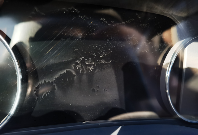 君威仪表镜面内部有灰尘
刚开始开了几个月，发现仪表盘镜面内部有雪花状异物，刚开始