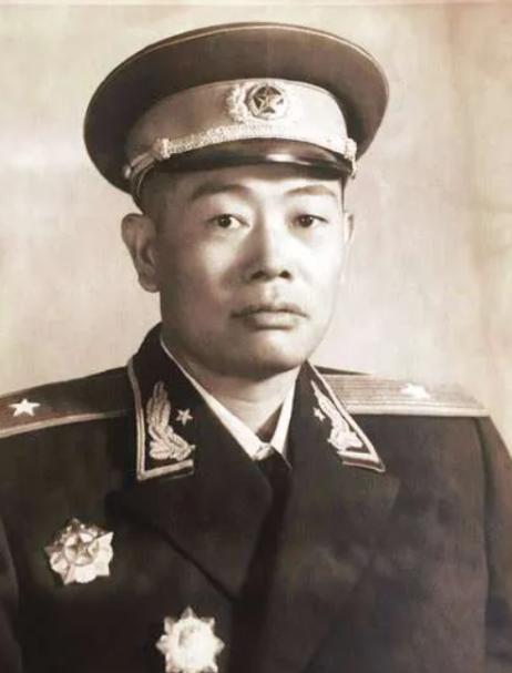 1955年，新中国首次授衔，毛主席看到了一个少将，似乎想起了什么，就叫住了他，笑