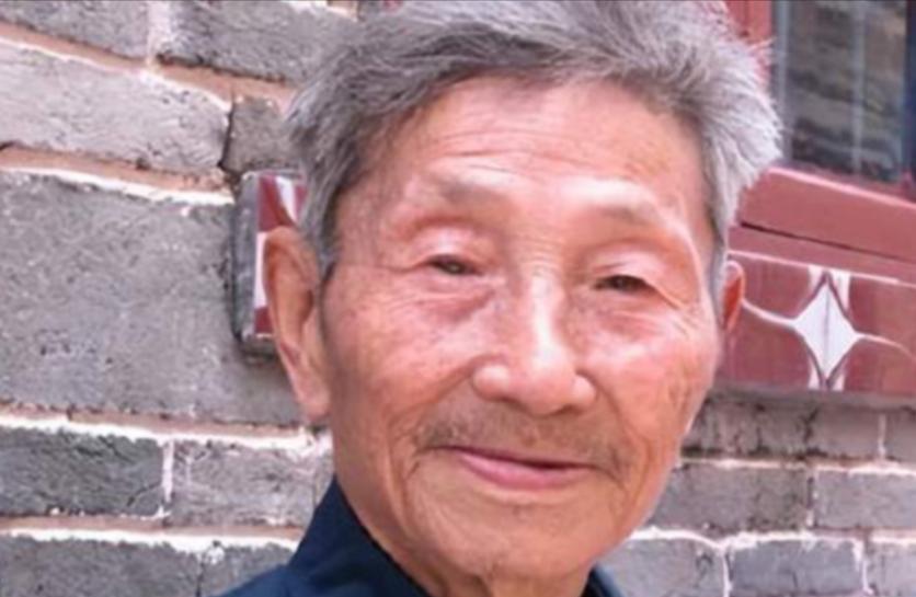1979年 ，一位老人为了证明自己是老红军，不顾危险在北京拦下一辆军官的车，眼看