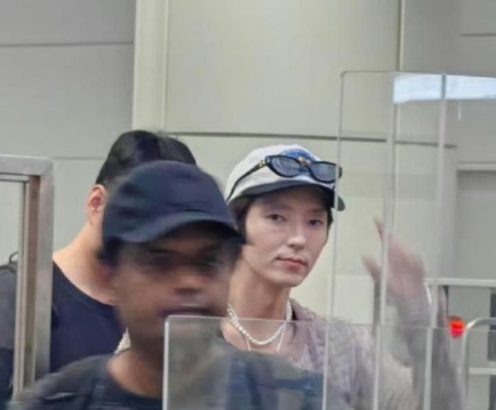 曾经风靡一时的韩国花美男李准基的近态曝光，瘦得有点脱相了，很多网友直呼快要认不出