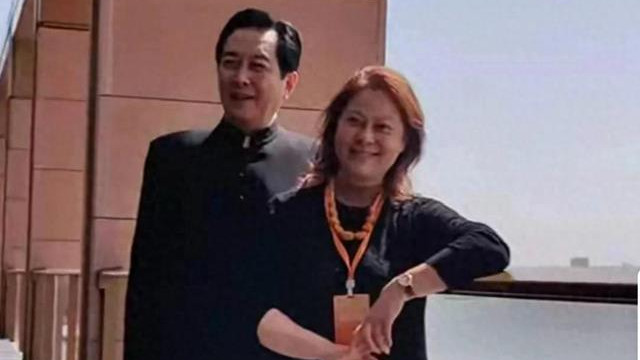 72岁唐国强携妻子游上海，他穿着笔挺的中山装，引来路人集体考古