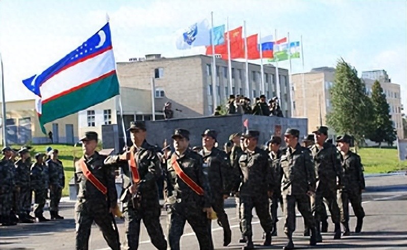 2005年8月26日，乌兹别克斯坦议会大厦内气氛紧张。



参议员穆利京·扎印