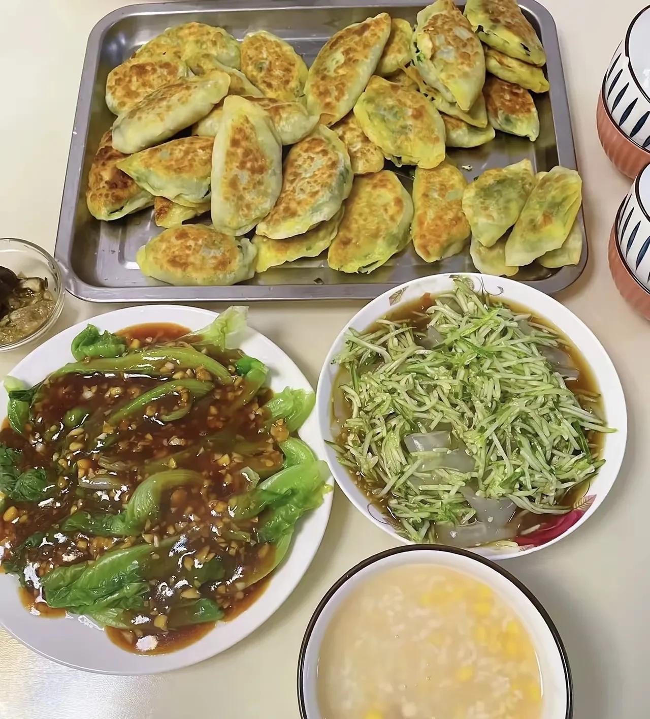 不知道嫁到哪里可以吃到图一婆婆做的这种丰盛美味的早餐啊？
我婆婆是湖南的，早餐只
