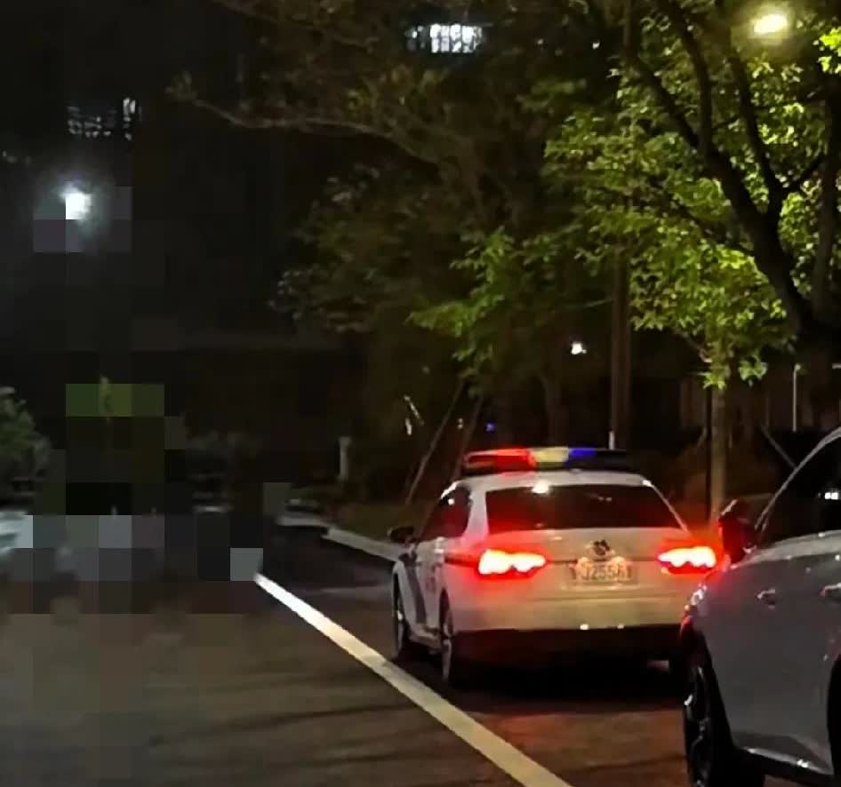 通知书还没到，
110先上门了！
上午听小区人议论说，昨晚一户人家凌晨查到孩