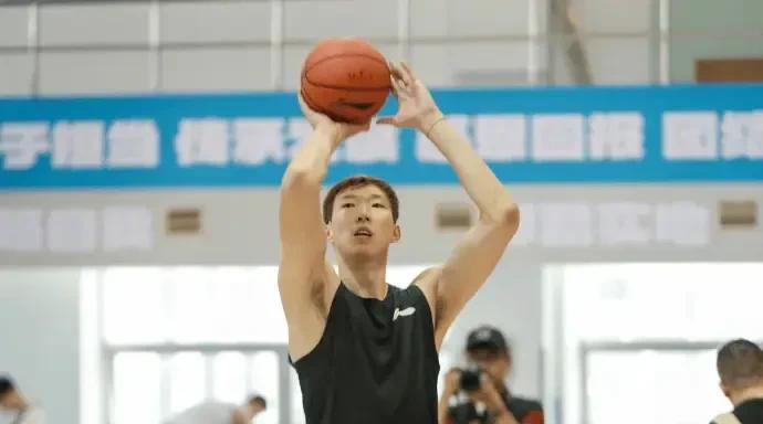北京男篮俱乐部发布了自己队员一组训练照片，可以看到下赛季他们会全力以赴的争夺冠军