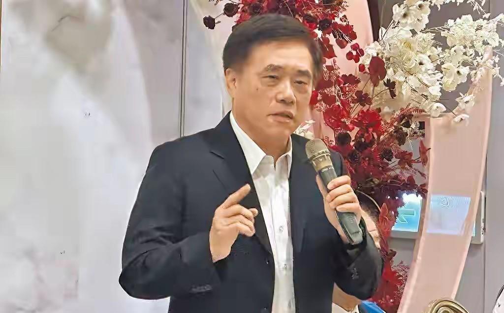 在中天新闻举办的中国国民党主席选举辩论会上，郝龙斌的发言与民进党的口吻何等的相像