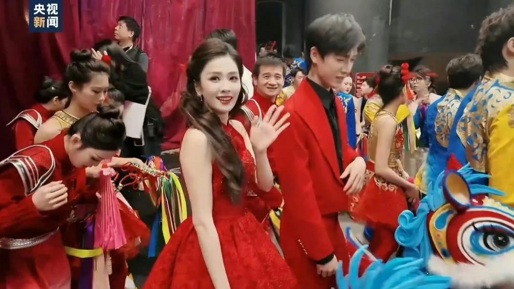 红装映新春！白鹿李昀锐春晚后台同框，这身年味穿搭太养眼