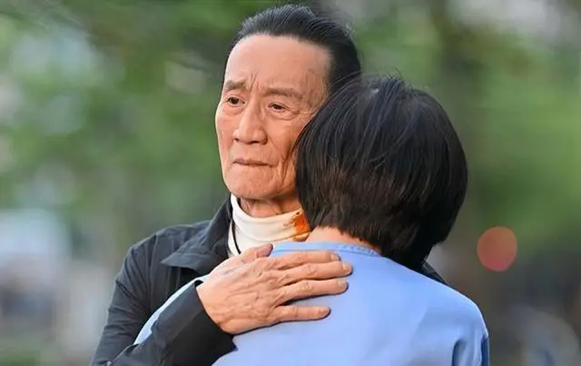 89岁谢贤近照引热议，老态尽显似母亲