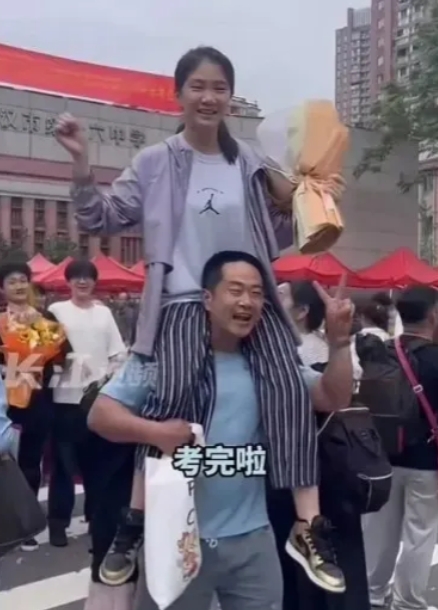 最近武汉有个事儿可吵翻了天！女儿高考结束，父亲情绪一激动，把女儿高高顶在了肩膀上