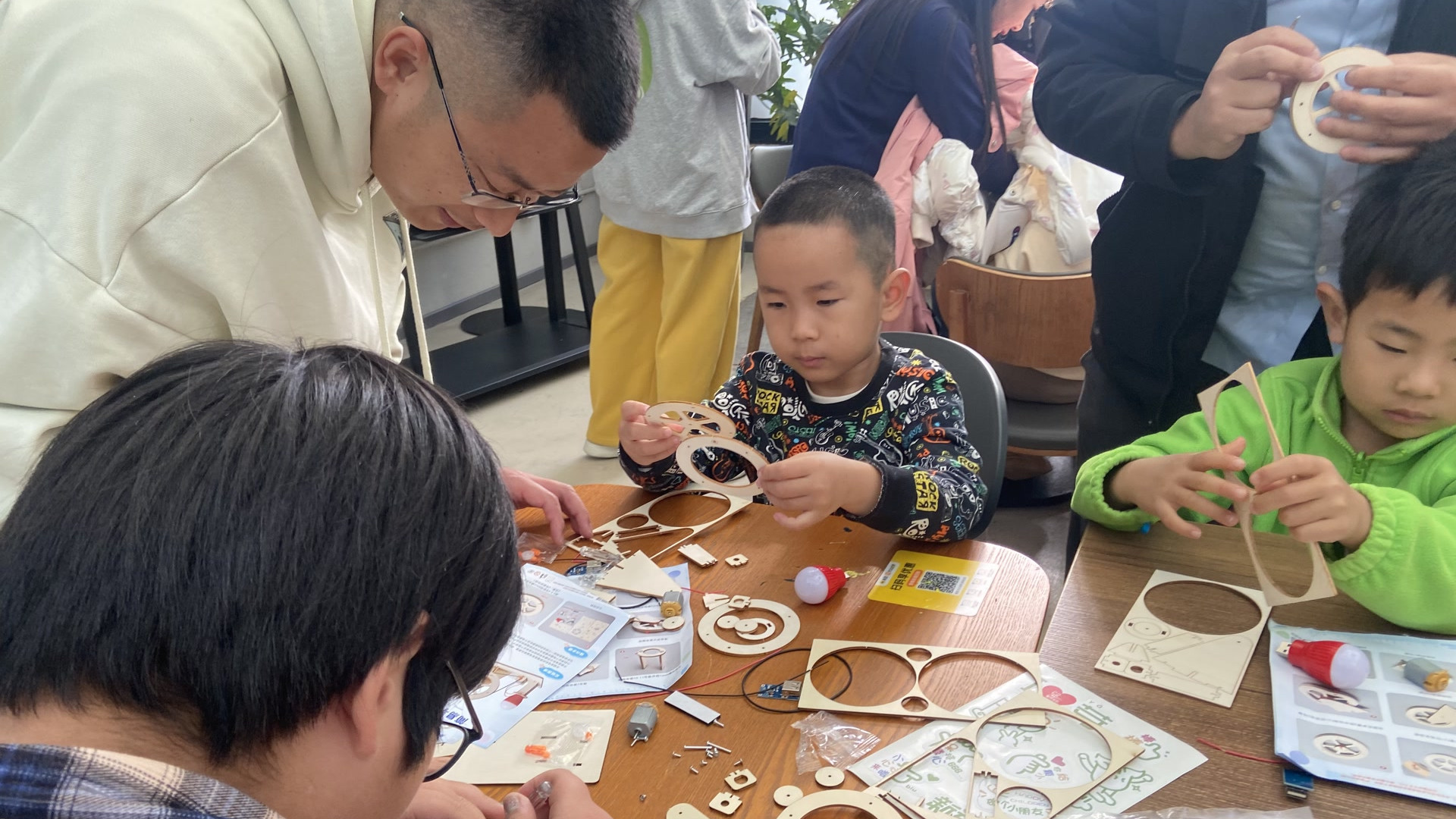 小手摇出大能量，老山街道科学课堂点亮童心