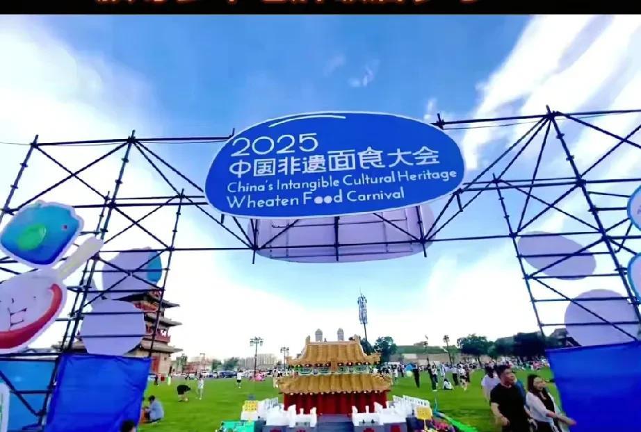 来大同的游客们，你们命真好啊！ 7月30号在大同古城举办2025非遗面食大会，你