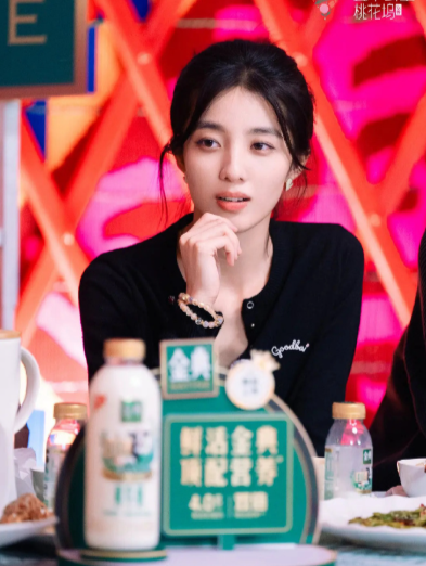 中国版“金智秀”，自身条件这么好的，为什么不红啊，缺一个机会。 ​​​