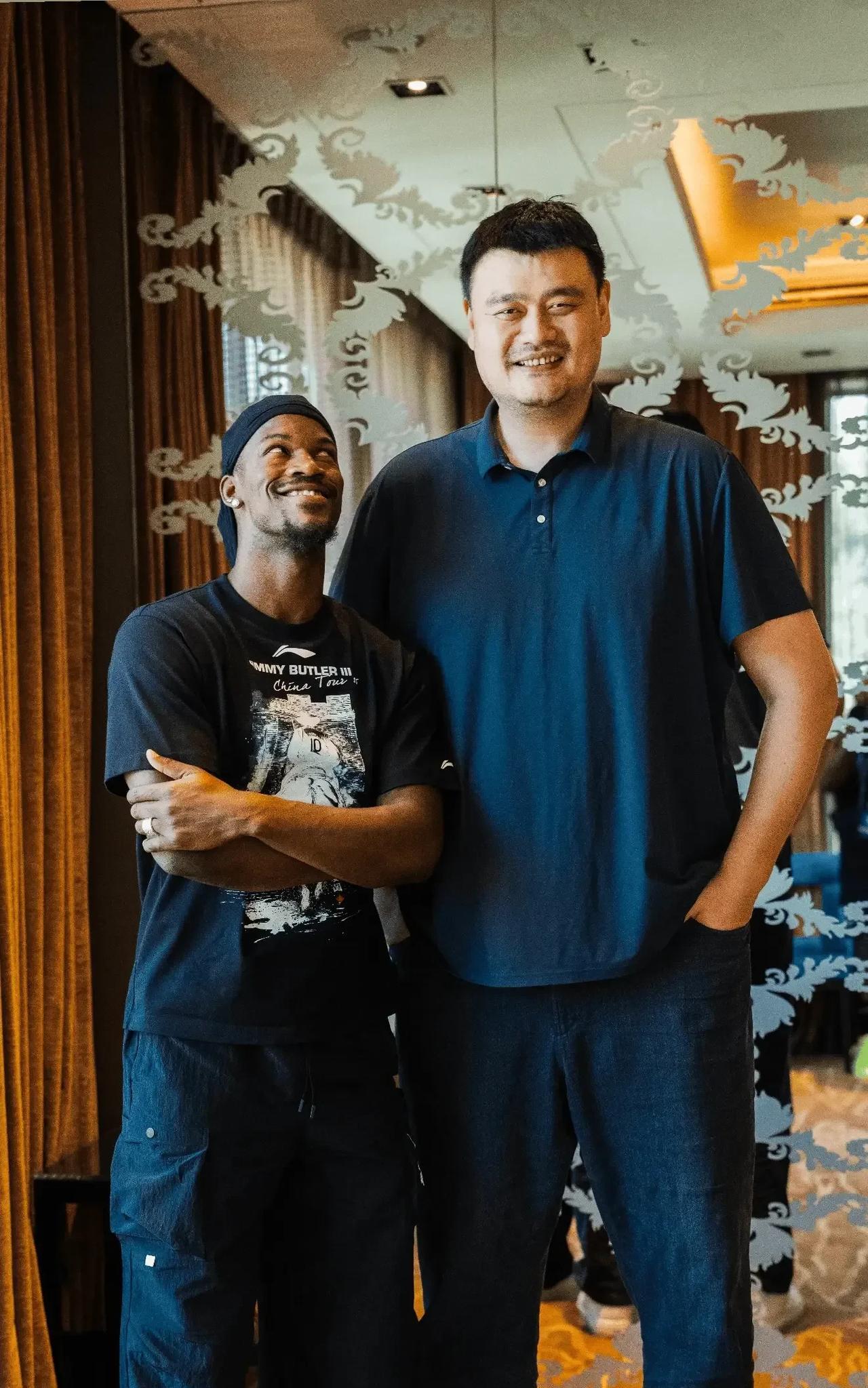 巴特勒会见一下姚明，两个人相谈甚欢，一起品尝了一下北京烤鸭，毕竟人脉是在的，此次