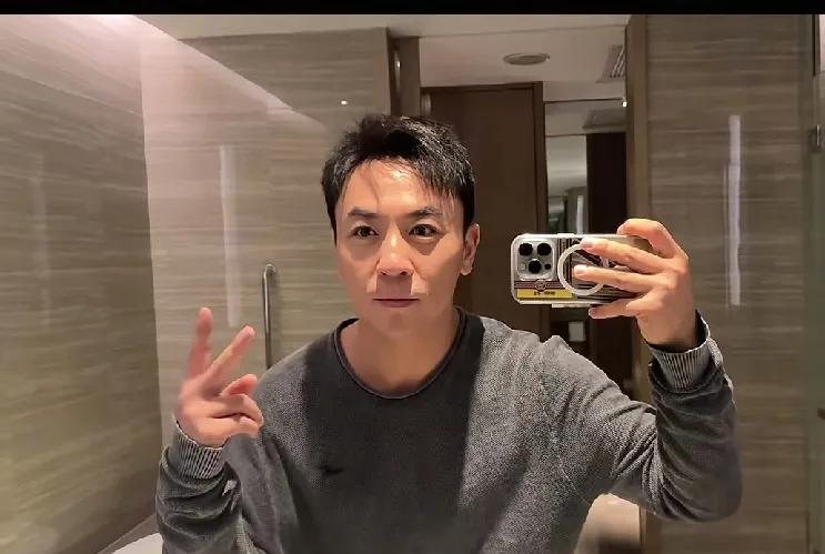 释小龙已经尽量低调了，还是被释永信牵连了，就因为他是释永信唯一的亲传弟子。
两岁
