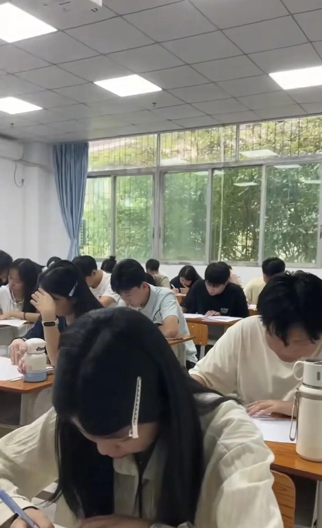 儿子今天高考，妻子问：我穿旗袍吗？没想到儿子这样回答：脑子里没东西穿龙袍也没用，