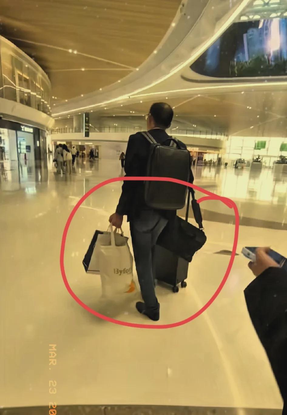 谢爸爸，您这是做什么呢？

您送儿子上学，又不是去寻宝，这大包小裹的，都装的