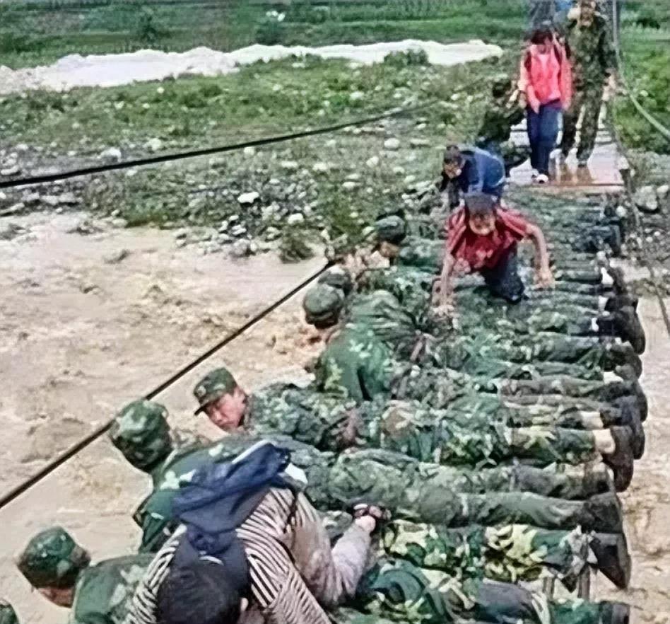这张照片，还被印度给偷了，有人问印军怎么是黄种人，阿三说：“我们印度少数民族多。