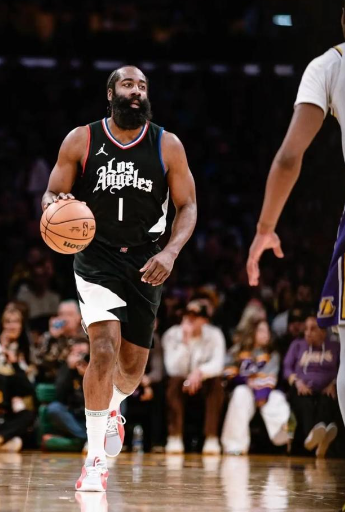 为什么要一个劲的给祖巴茨传球？
已经被对方完全防死这一条线路了，各种失误，哈登今