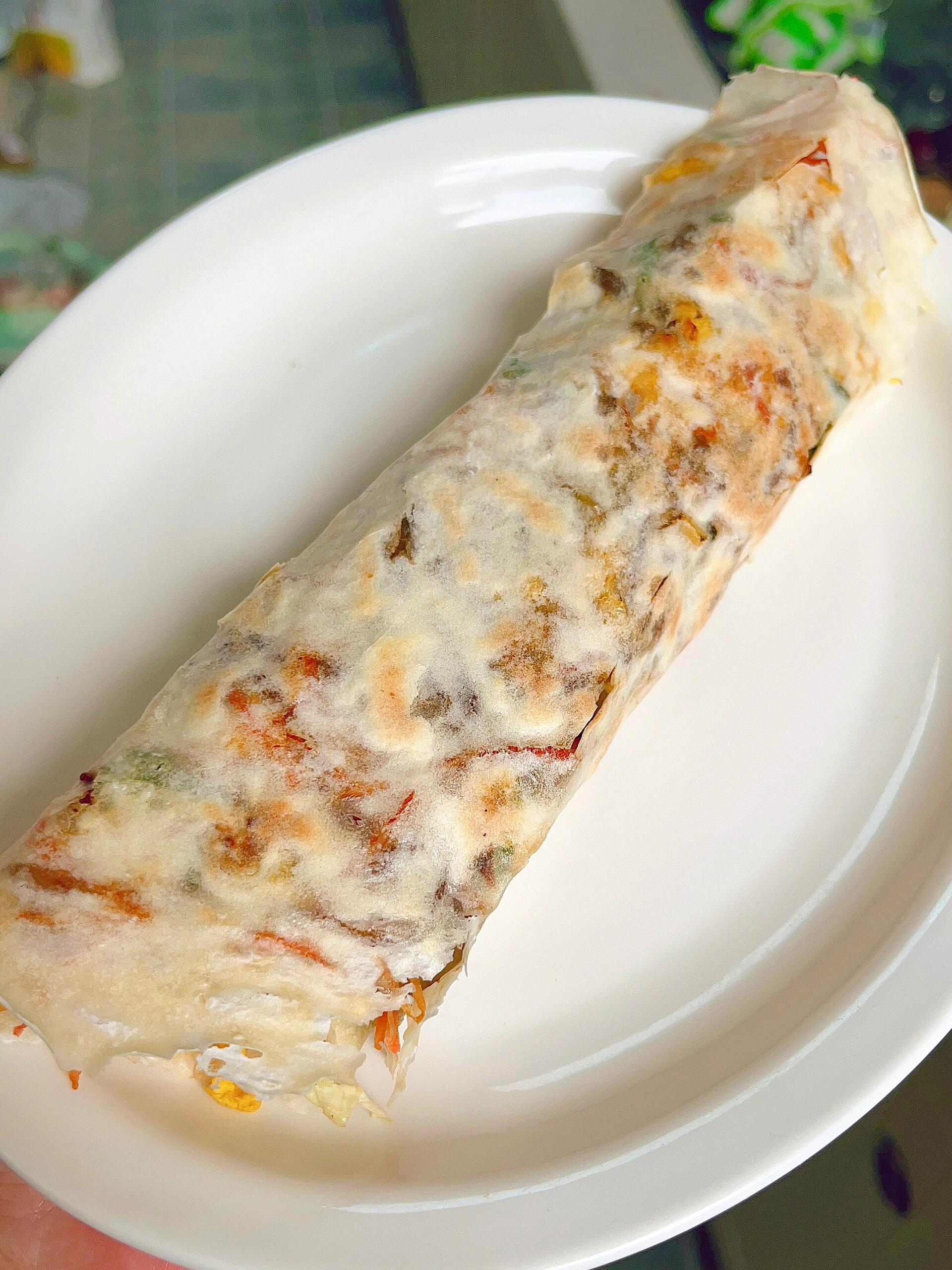 这个菜煎饼真的是够好吃，食材丰富，外皮酥脆
食材：130g面粉、2g盐、120g