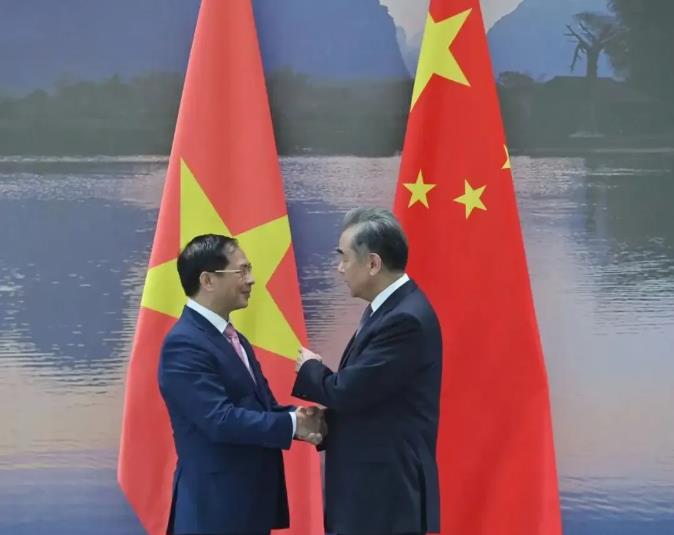 中越外长吉隆坡会面越方解释与美关税协订不影响中越经贸往来
  据《南华早报》7月