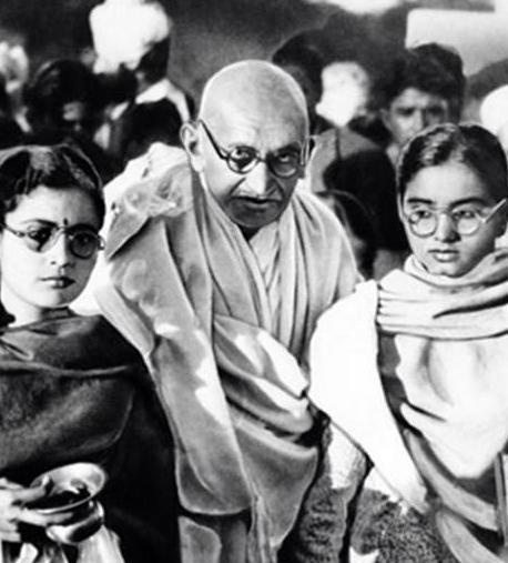 印度圣雄甘地为了锻炼自己禁欲的忍耐力，和自己的孙女、侄媳妇同床共枕，结果每一次都