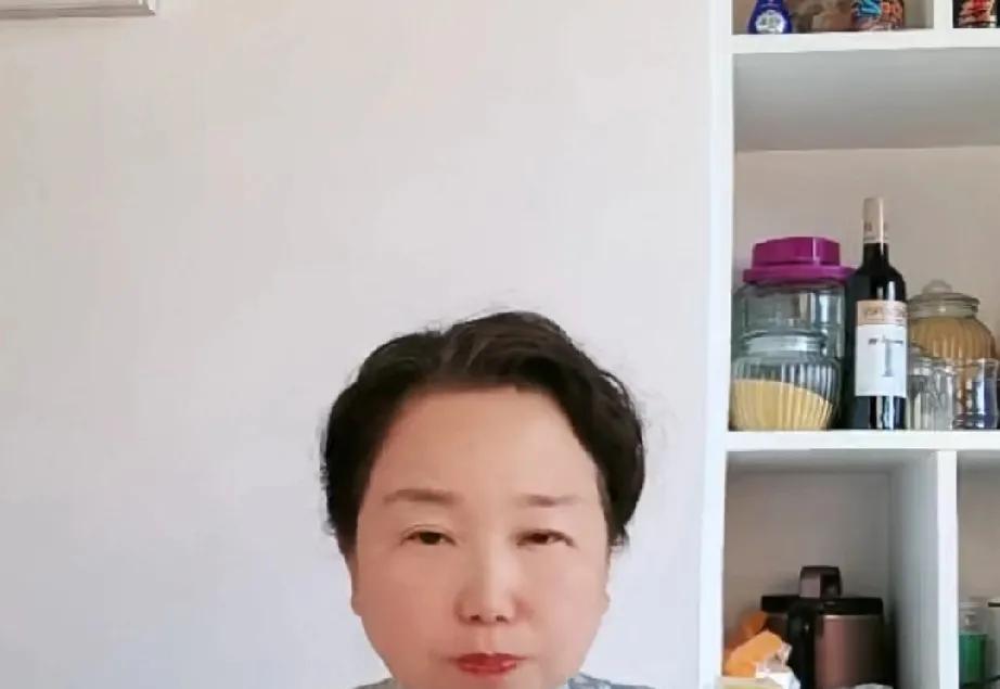 老度再度标榜善良，说善良就是不去欺负别人，污蔑别人，网友们听了，轻蔑地笑着。
老
