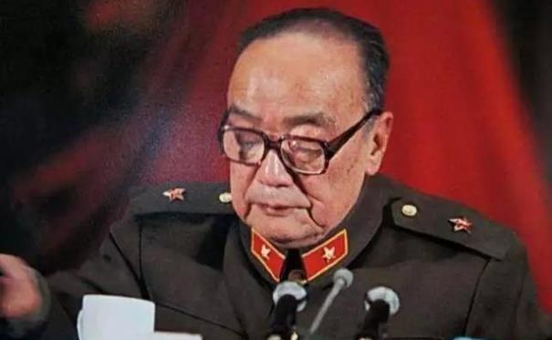1988年杨尚昆被当选为主席，仅当4年就辞职让位，这和邓有关。
1992年，时任