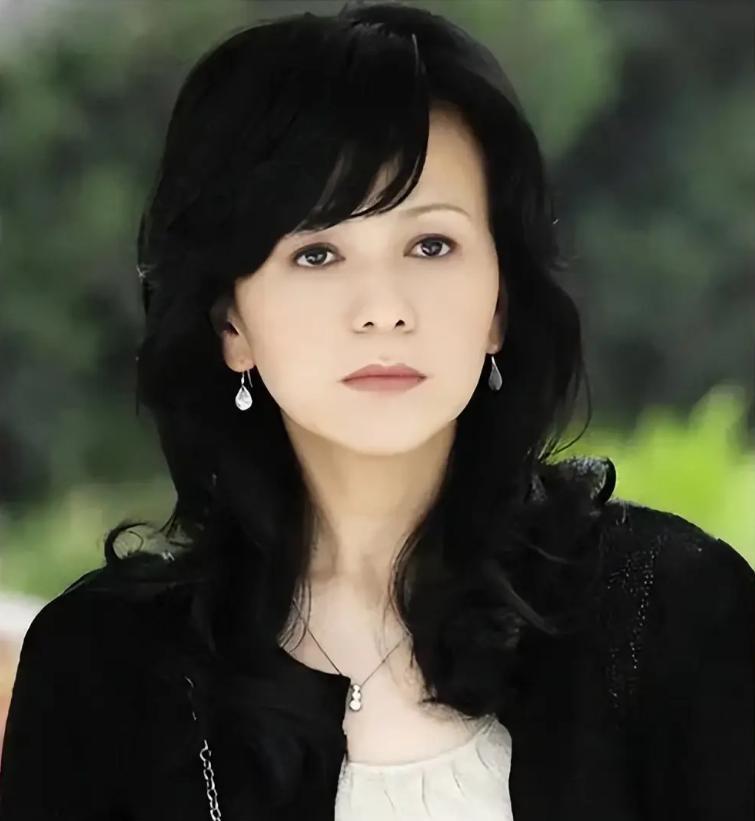王子文建议王琳：“你房子这么大，可以去把父母接回家住。”王琳直接拒绝：“能给父母