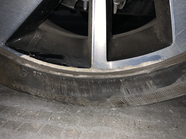 经验教训呐家人们
头天晚上停车就感觉离马路沿太近了，突然想到车友群经常说刮轮毂轮