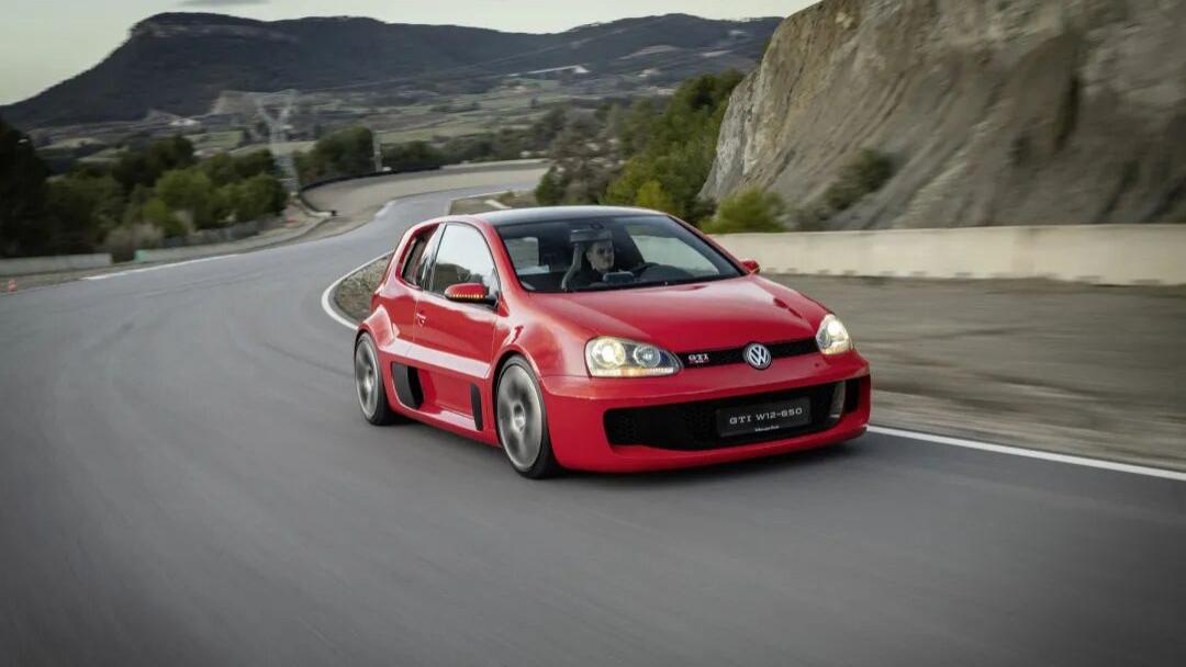 为了庆祝高尔夫GTI 50周年，大众复活了12缸小钢炮