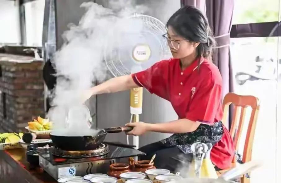 ＃记者联系“扁担女孩”班主任询问分数＃  卸下“舆论扁担”，轻装奔赴人生新程。高