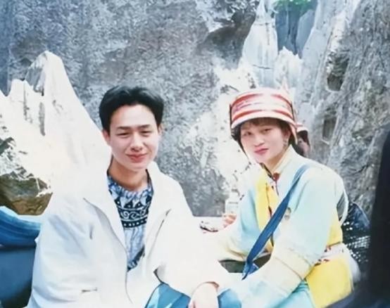1996年，张颂文还是个年轻的导游，那时候他充满活力，仿佛每一寸肌肤都在诉说着青