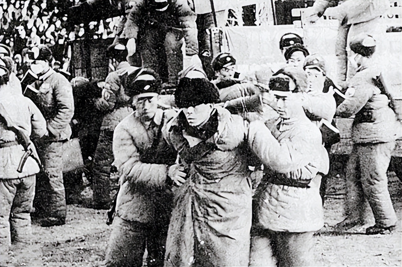 1950年11月，匪首余大柱子带领近千人倾巢而出，把解放军的一个排包围了。激战中