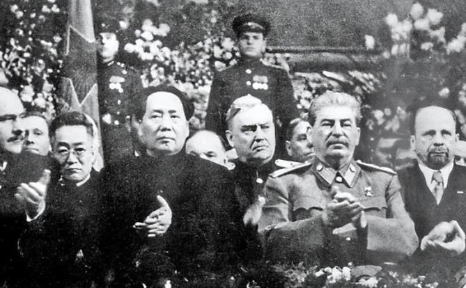 1941年，苏联腹背受敌，斯大林先后六次请求毛泽东派兵支援，但是都被拒绝了：“若
