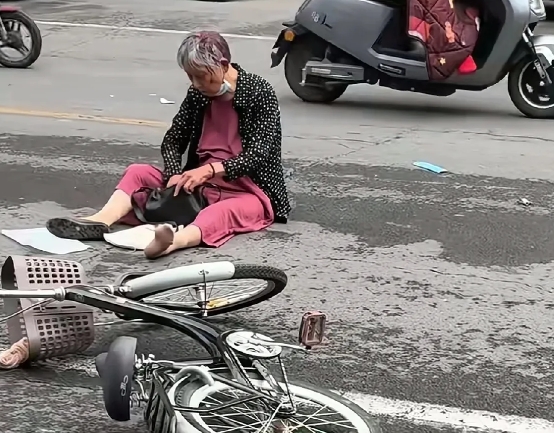 当善意搁浅：一场关于老人摔倒无人扶现象的社会反思
在熙熙攘攘的街头，老人摔倒却无
