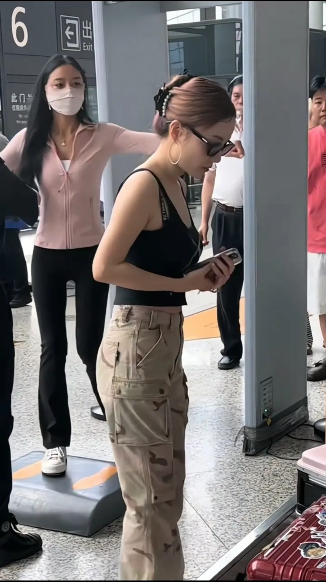 如果当初李小璐能够约束住自己，也不至于现在自己提行李！记得以前她出来旅游被拍，都