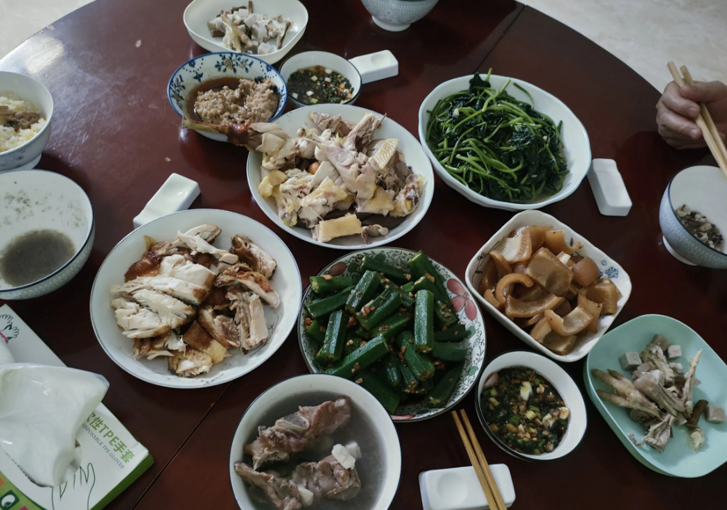 吃着午饭，我把独生女儿骂了！  
女儿大学毕业工作4年了，今年也结婚了，每天还是